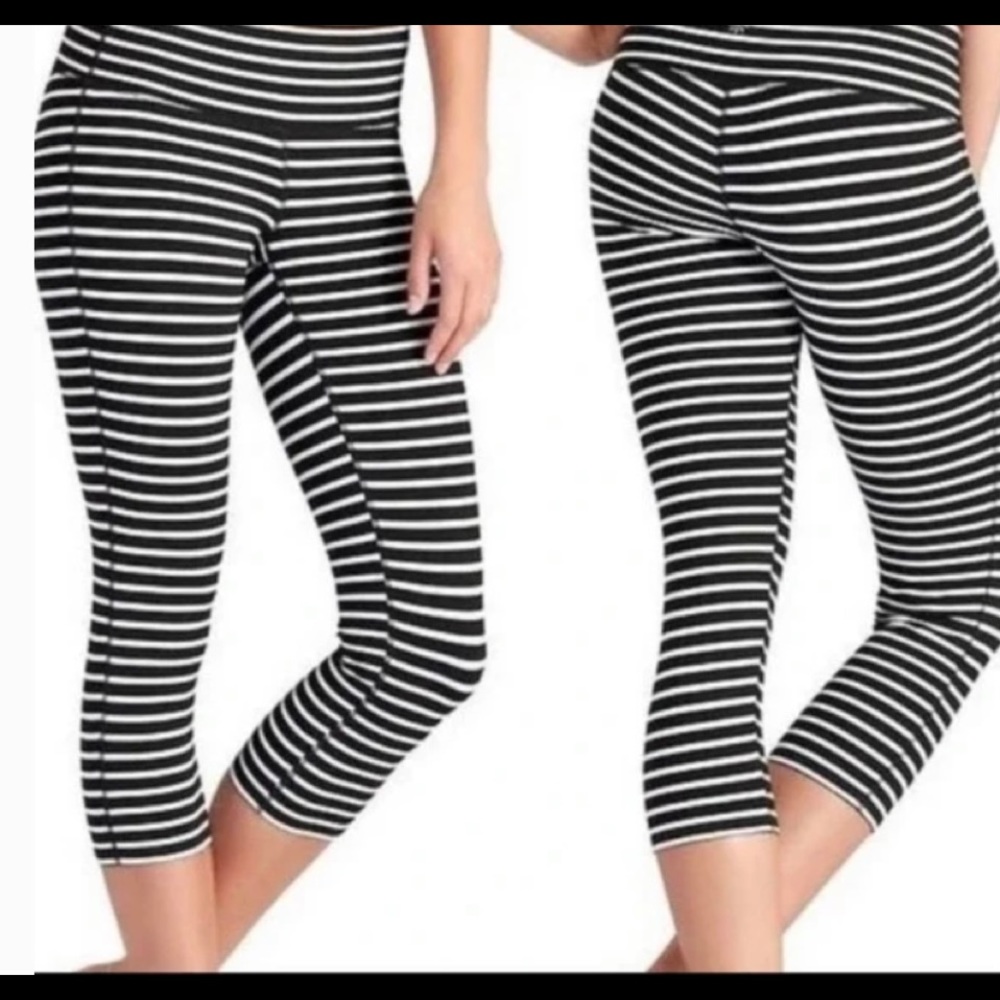 Athleta Stripes Chaturanga Capri Leggings Size SMALL Black White